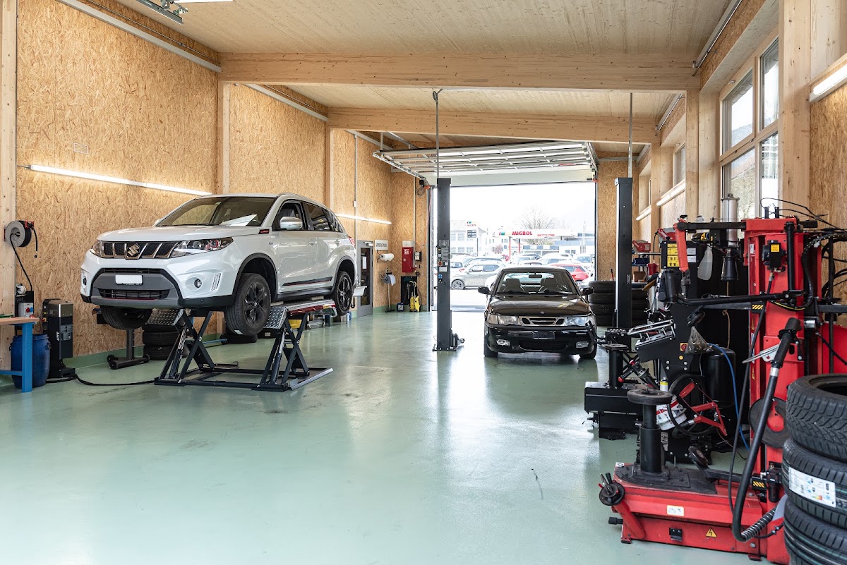 Werkstatt der Garage Jost mit Suzuki und Saab auf den Hebebühnen